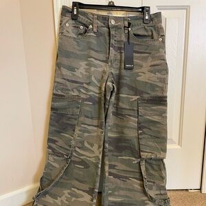 Forever 21 camo cargo pants new with tag